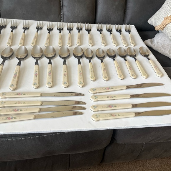 Vintage Pfaltzgraff Tea Rose Flatware Set 47 Pieces - Forks Knives Spoons - Picture 2 of 6